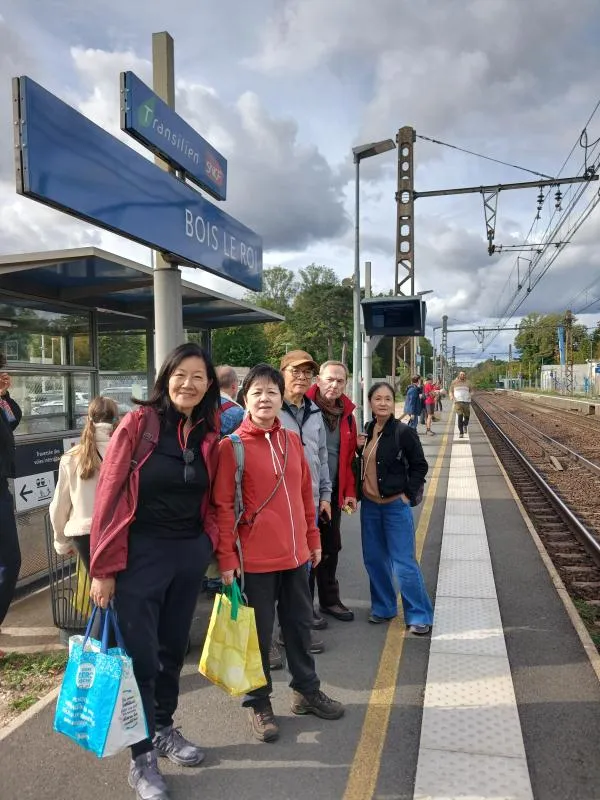 Sur le quai de la gare de Bois-le-Roi