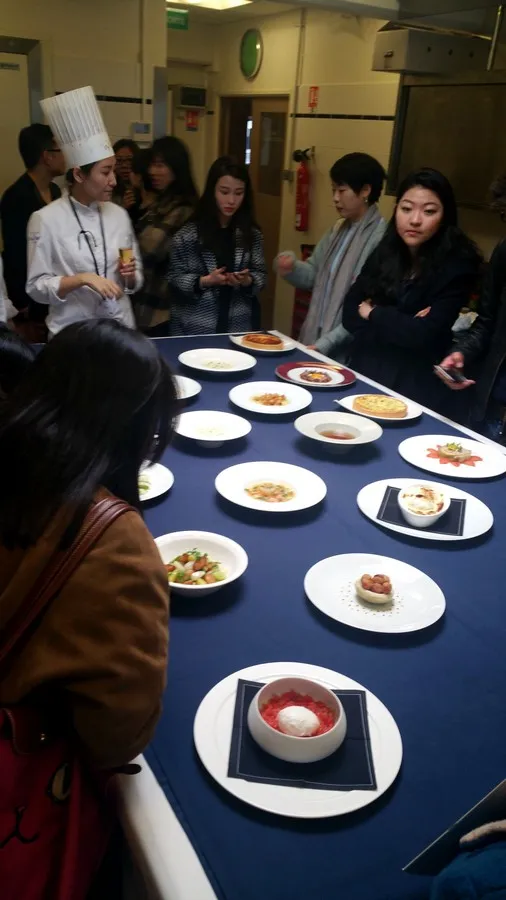预科班同学们欣赏雷诺特学校学生作品，并与该校学生进行互动
