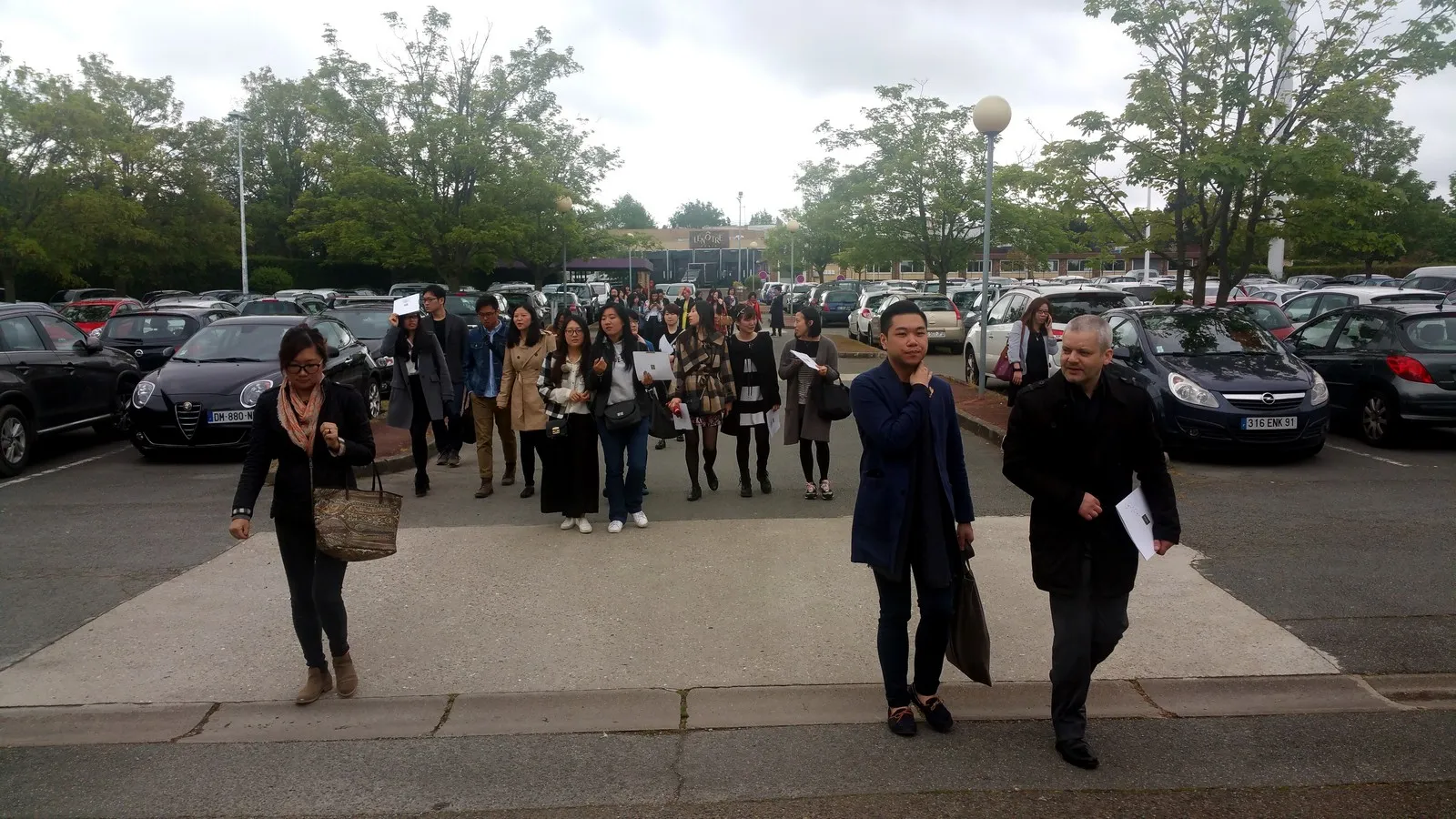 同学们在雷诺特学校门前