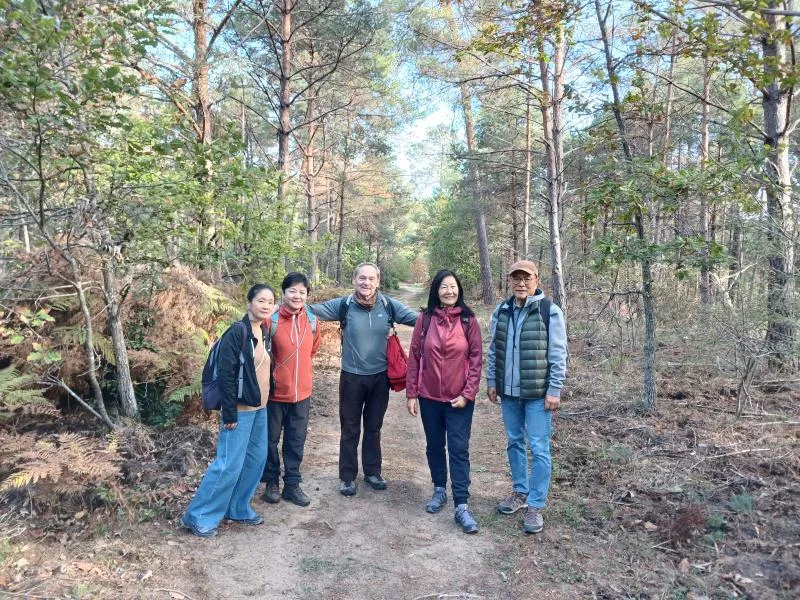Photo de groupe dans la forêt