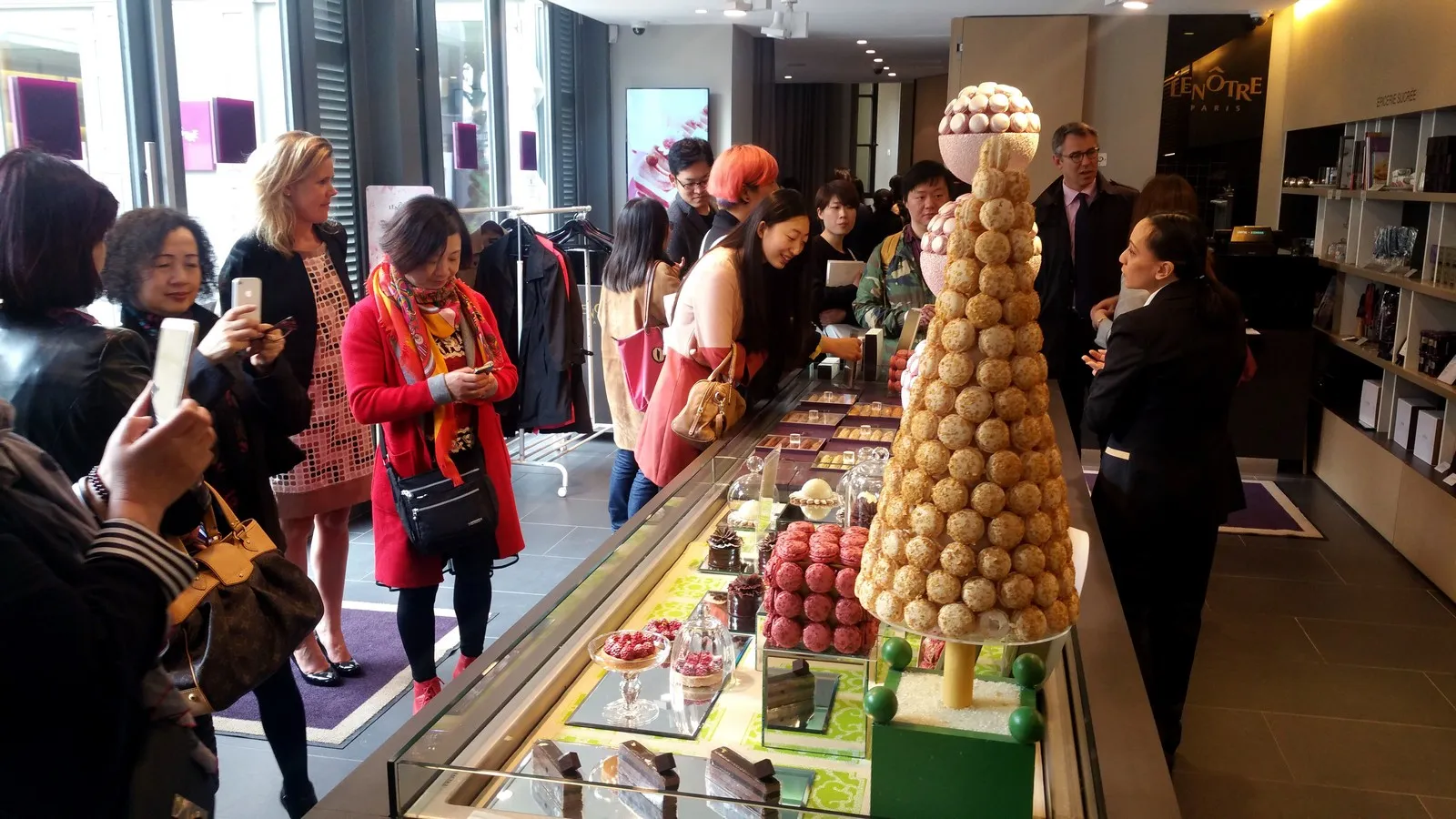 下午1时许，预科班同学们来到凡尔赛宫附近的雷诺特门店继续他们的探索