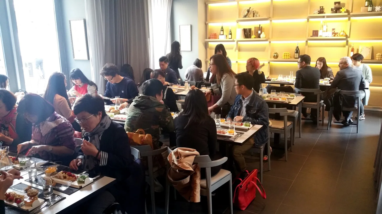 同学们在雷诺特凡尔赛宫门店就餐