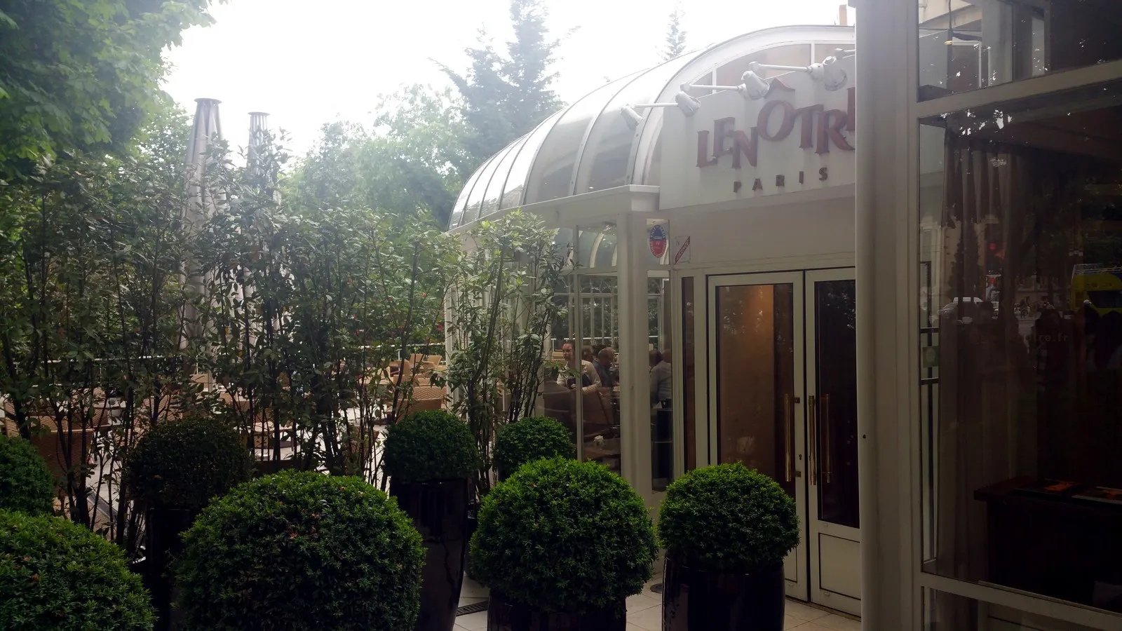 餐后，乘车回到巴黎市区，下午3点45分左右，来到位于香榭丽舍大街的雷诺特楼阁继续参观