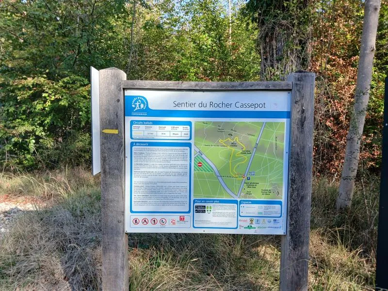 Panneau du sentier du Rocher Cassepot