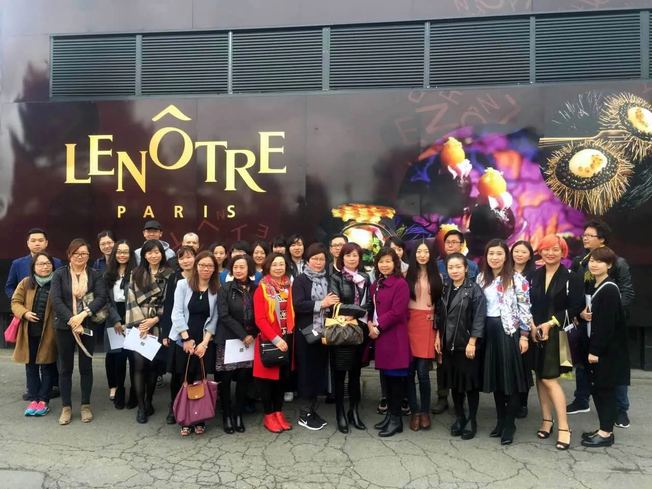 雷诺特学校前预科班同学以及其他游客的合影